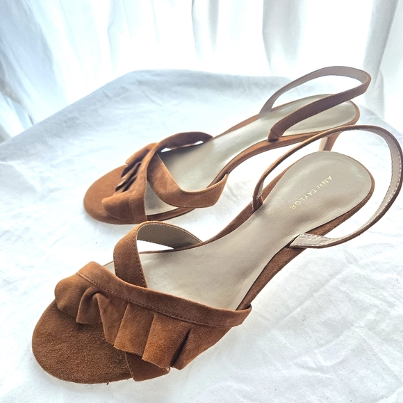 Ann Taylor Shoes - Pretty Ruffle Sandals EUC